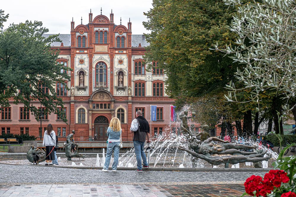 Brunnen der Lebensfreude Foto & Bild world, wasserspiel, architektur