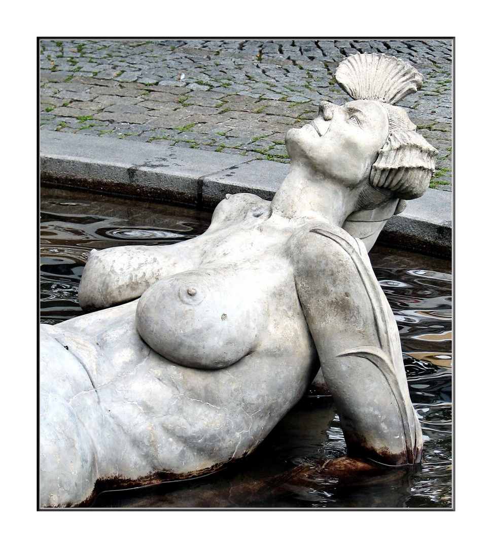 Brunnen Frauenakt 4