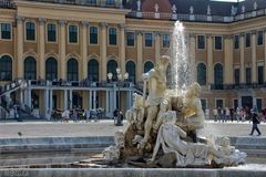 Brunnen im Ehrenhof von Schloss Schönbrunn (2)