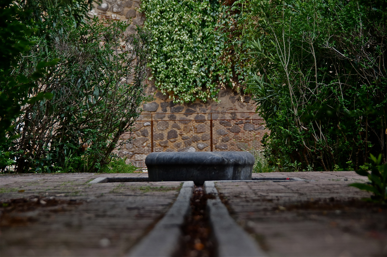 brunnen im garten der alten moschee zu toledo, ostern 2011