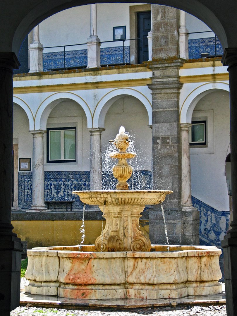 Brunnen im Hof der Universität in Evora