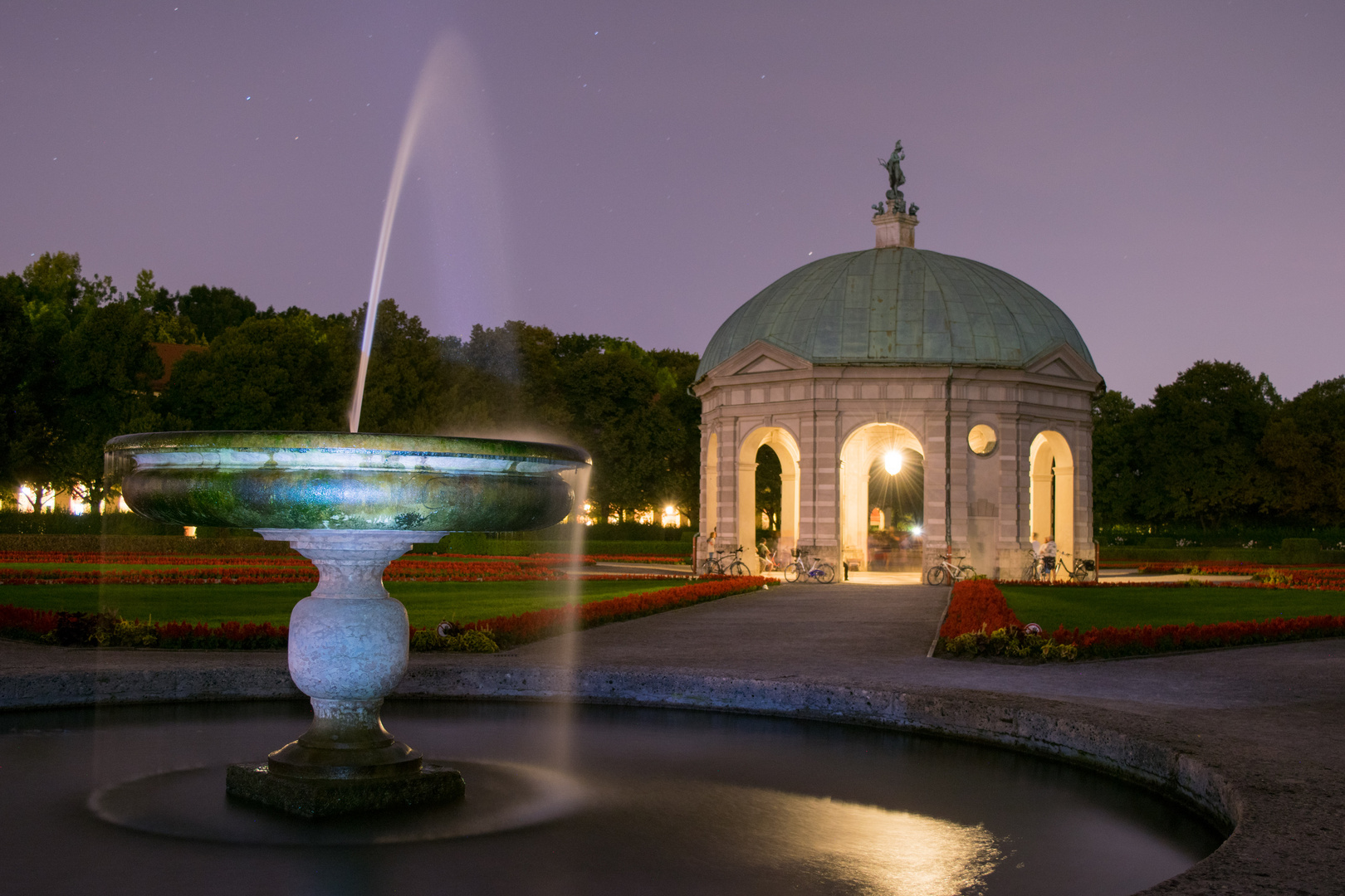 Brunnen im Hofgarten bei Nacht