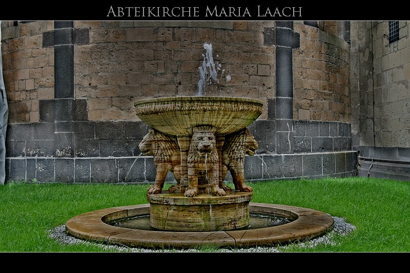 Brunnen im Innenhof der Abteikirche von Maria Laach