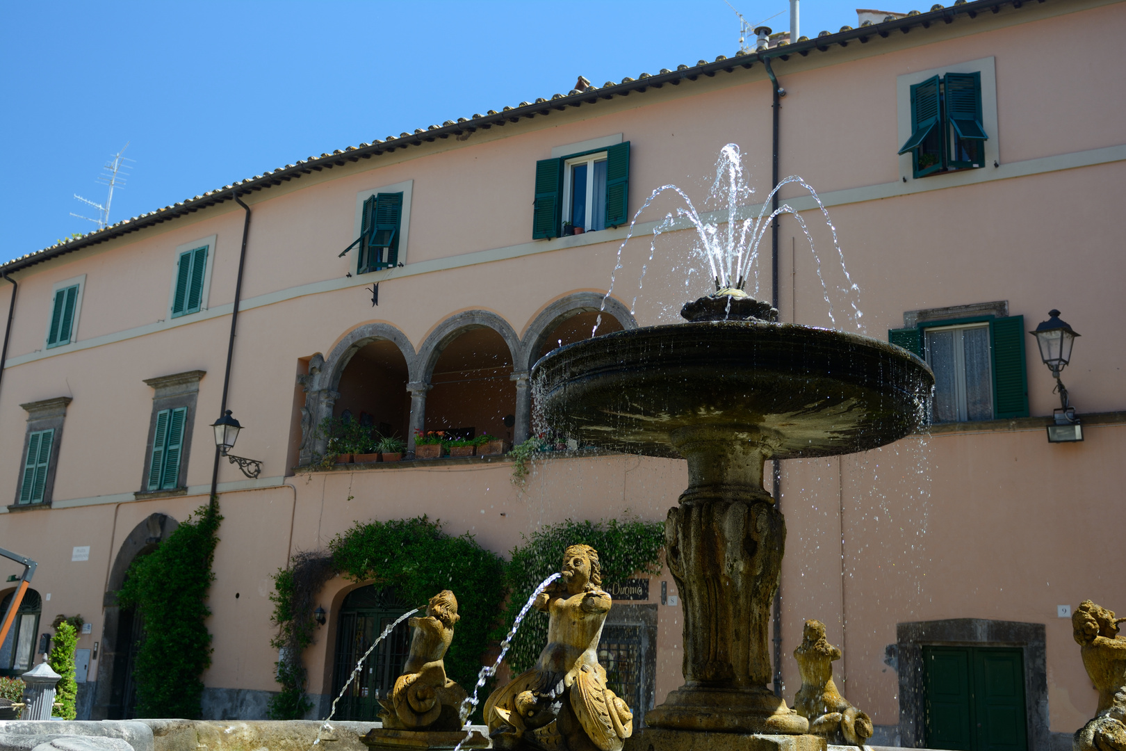 Brunnen im Schatten einer Villa Tuscania