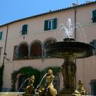 Brunnen im Schatten einer Villa Tuscania