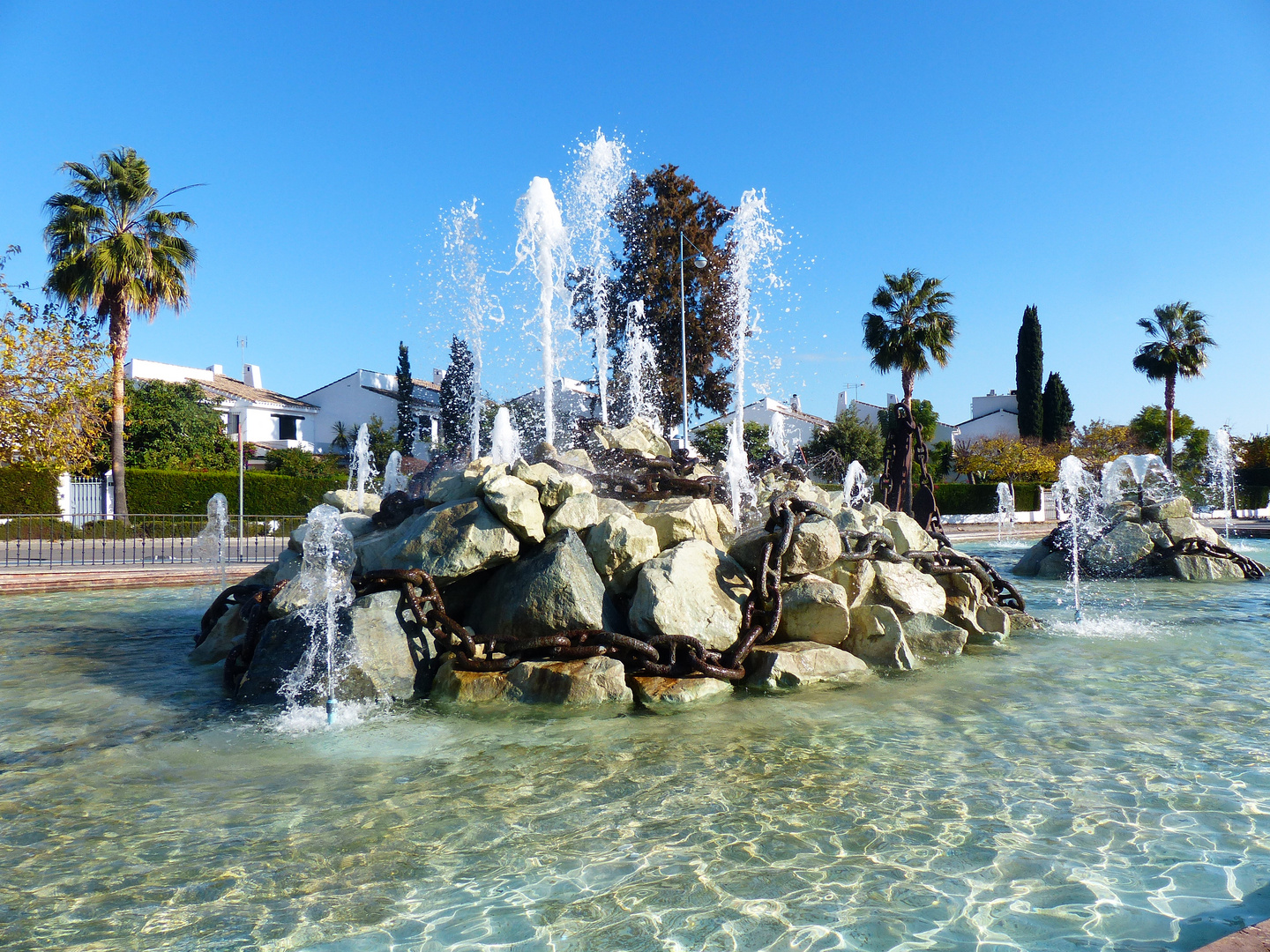 Brunnen im Sonnenlicht