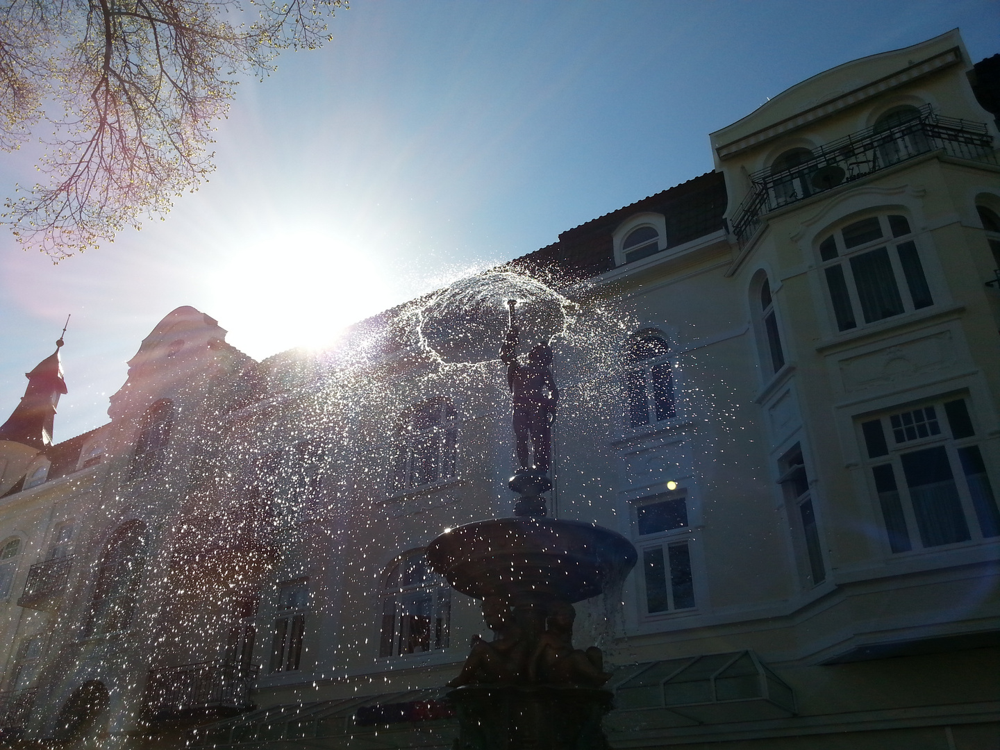 Brunnen im Sonnenlicht