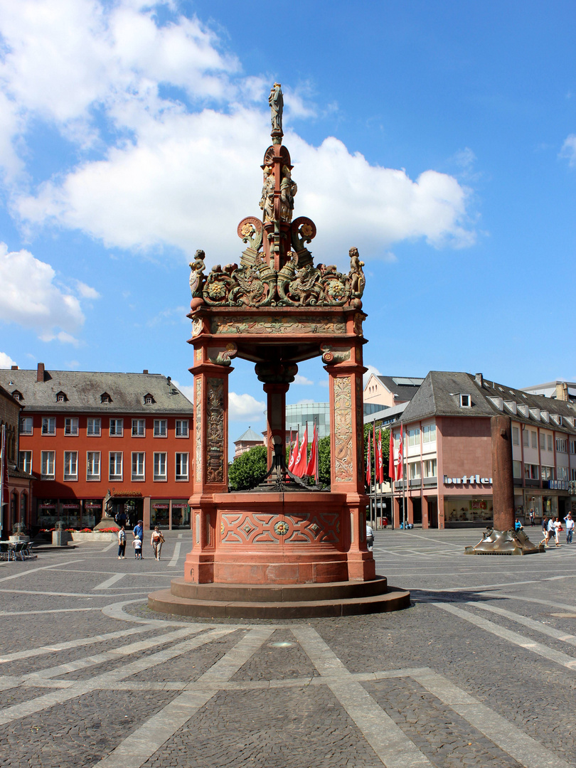 Brunnen in der Mainzer Altstadt ...