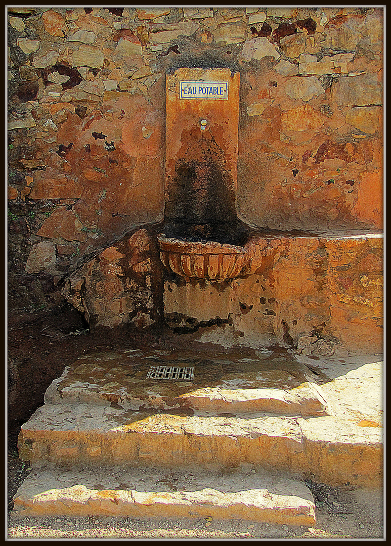 Brunnen in Roussillon