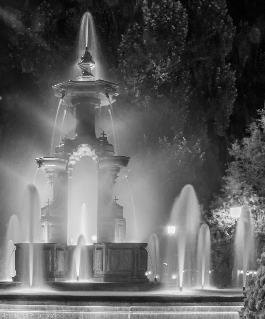 Brunnen in Sevillia bei Nacht 1