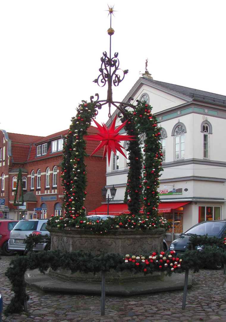 Brunnen in Tönning weihnachtlich geschmückt