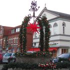 Brunnen in Tönning weihnachtlich geschmückt