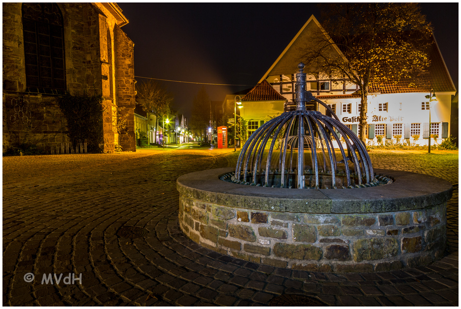 Brunnen Kirchplatz Bramsche bei Nacht