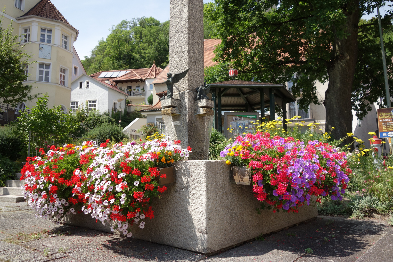 Brunnen mit Blumen in Falkenstein