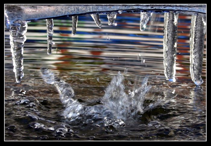 Brunnen mit Eiszapfen - Eins