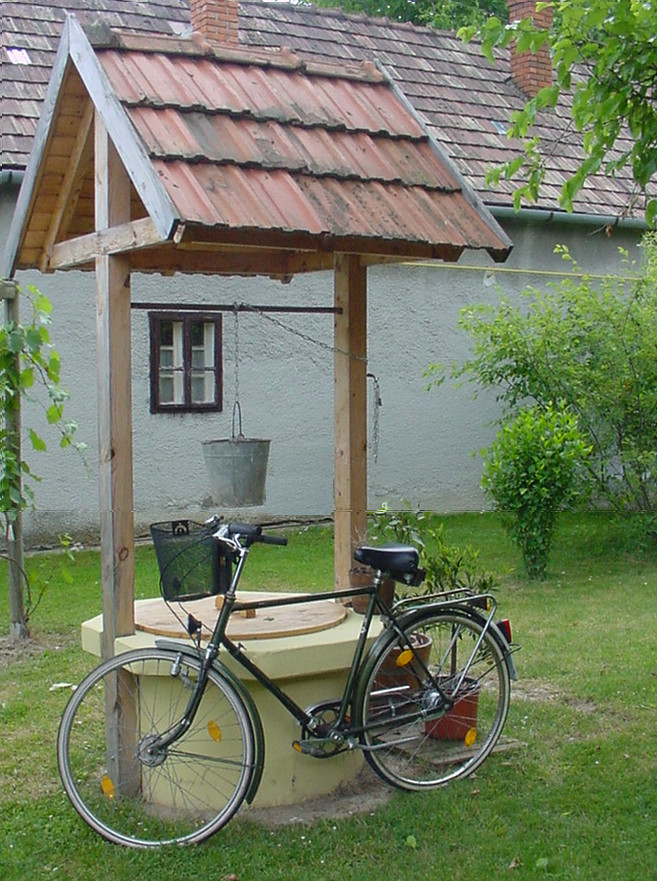 Brunnen mit Fahrrad in Ungarn