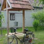 Brunnen mit Fahrrad in Ungarn