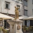 Brunnen mit Goldstatue