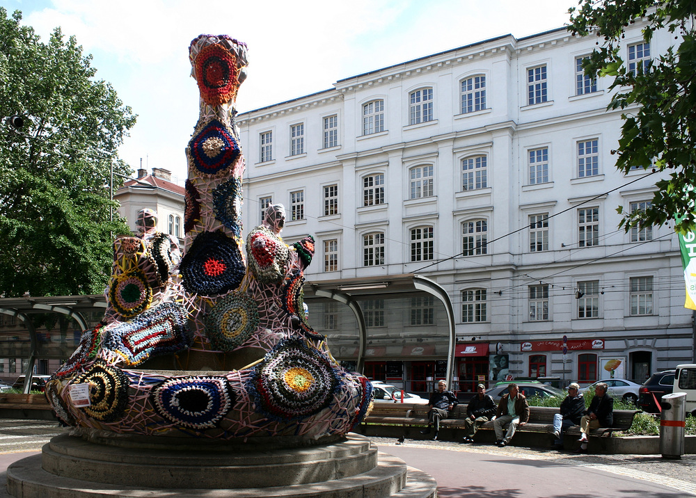 Brunnen mit Häkelhülle am Elterleinplatz in Hernals