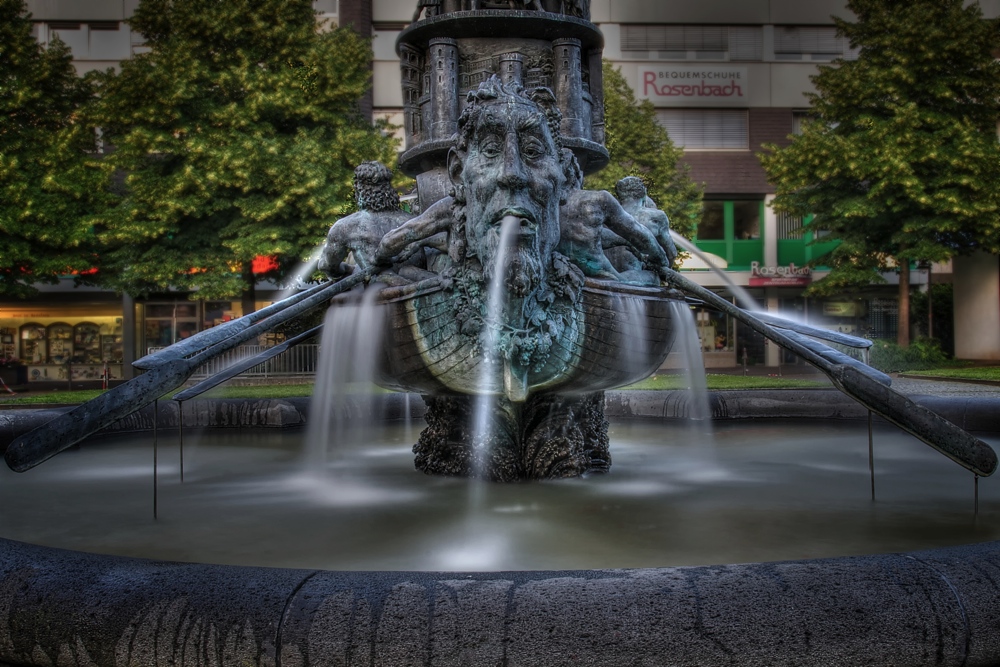 Brunnen mit Historiensäule auf dem Koblenzer Görresplatz