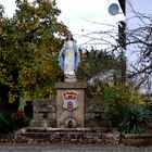 Brunnen mit Madonna