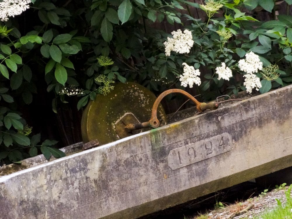 Brunnen mit Schleifstein