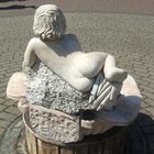 Brunnen mit Skulptur im Ersepark bei Uetze