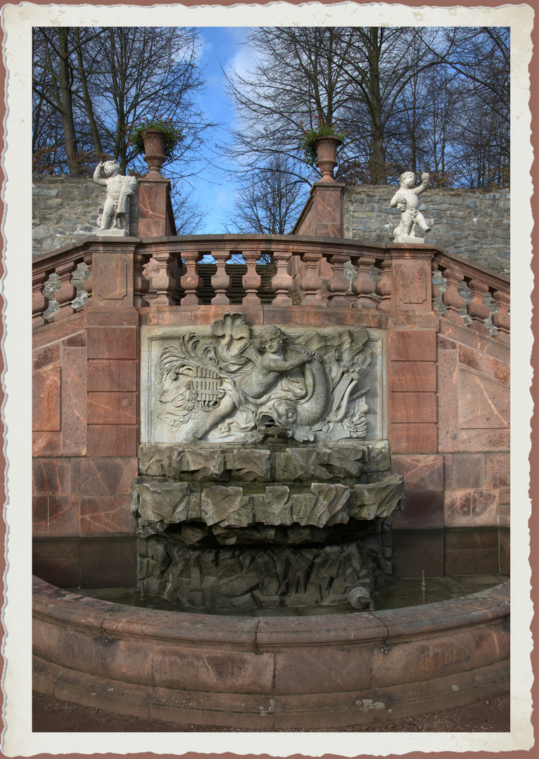 Brunnen mit Treppe im Park von Schloss Lichtenwalde