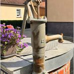 Brunnen mit Wasserpumpe