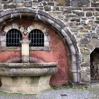 Brunnen neben dem Glockenturm