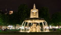 Brunnen Schlossplatz Stuttgart mit Stiftskirchenfragment