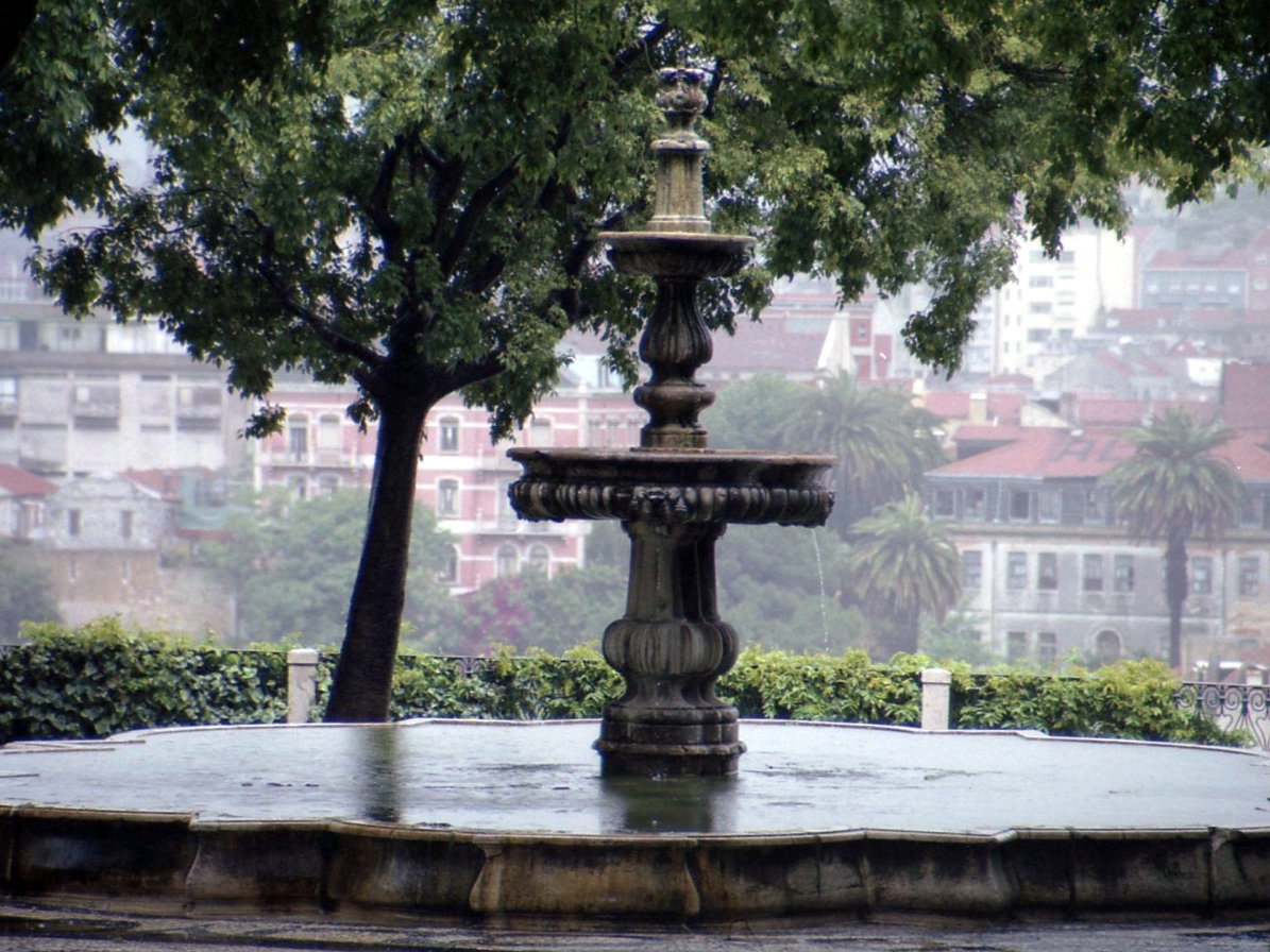 Brunnen über der Stadt