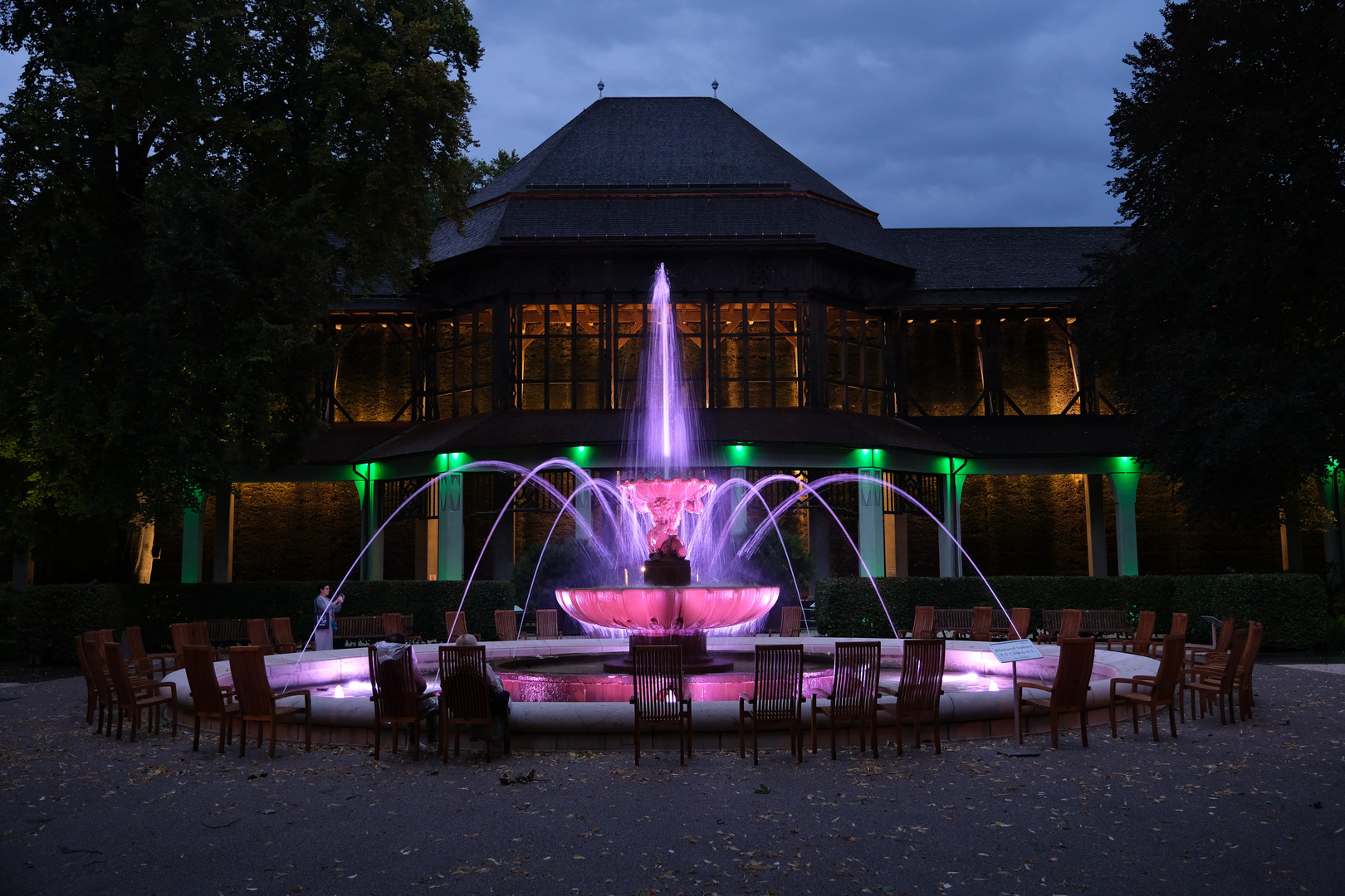 Brunnen und Gradierhaus bei Nacht