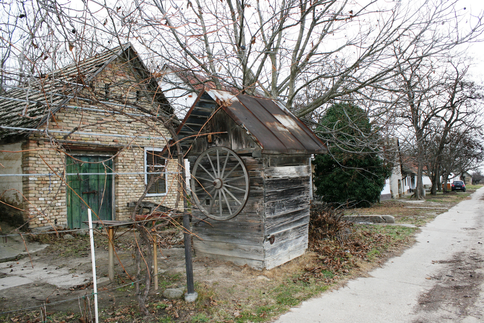 Brunnen und Kellerhaus auf einem ungarischen Weinberg im Winter