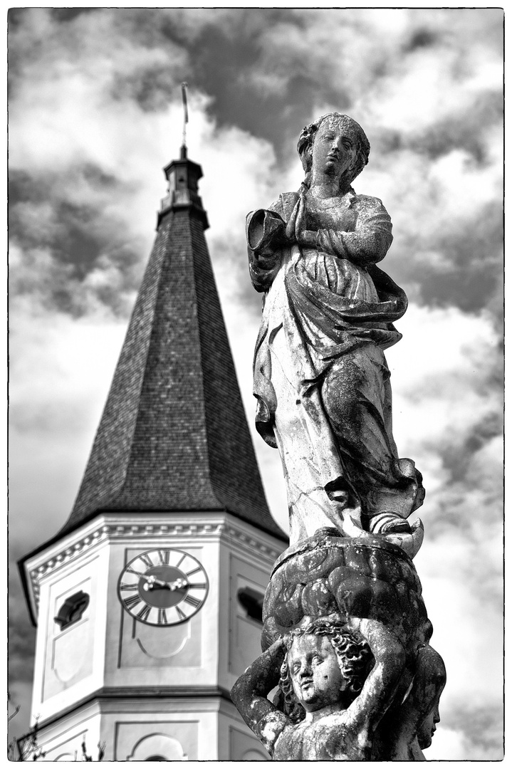 Brunnen und Kirchturm in Ranshofen sw