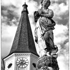 Brunnen und Kirchturm in Ranshofen sw