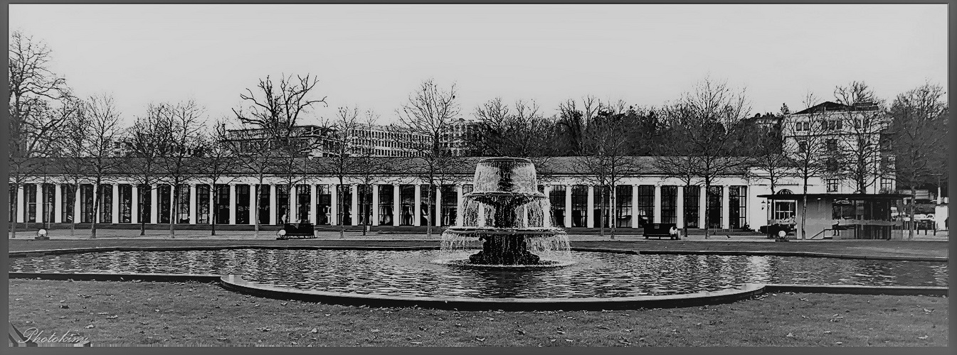 Brunnen und Kolonnade im Kurhausvorplatz/Wiesbaden