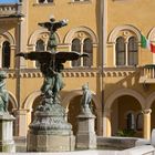 Brunnen und Rathaus in San Costanzo