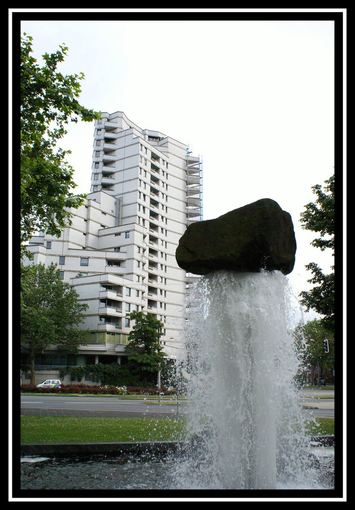 Brunnen und weißer Riese