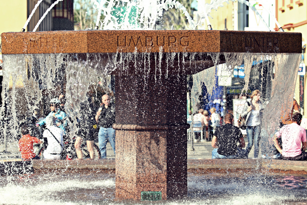 Brunnen vor dem Bahnhof in Limburg an der Lahn