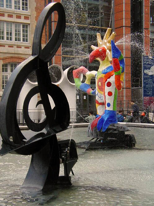 Brunnen vor dem Centre Pompidou