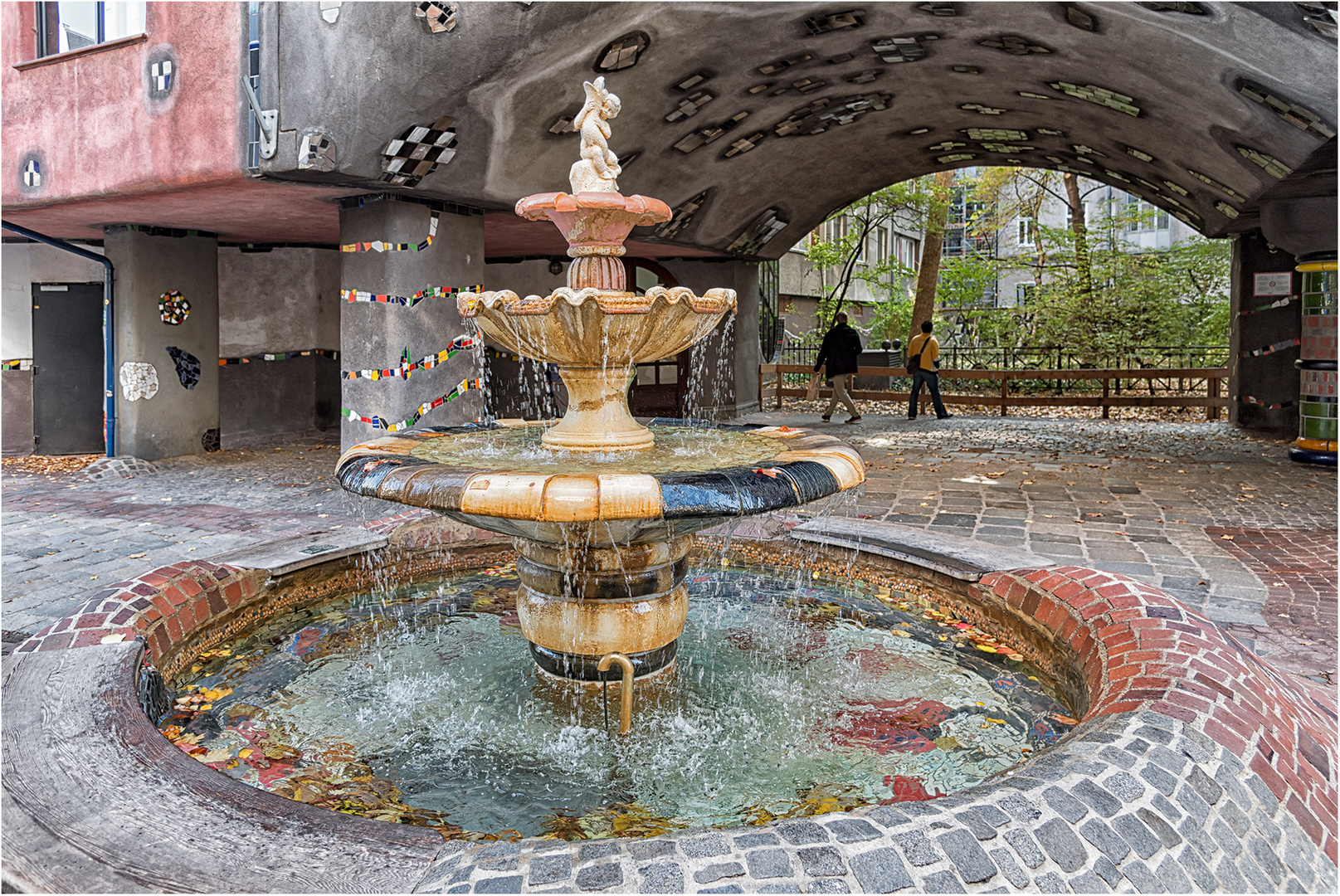 Brunnen vor dem Hundertwasserhaus