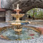 Brunnen vor dem Hundertwasserhaus