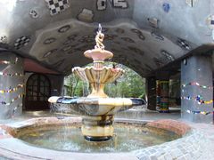 Brunnen vor dem Hundertwasserhaus