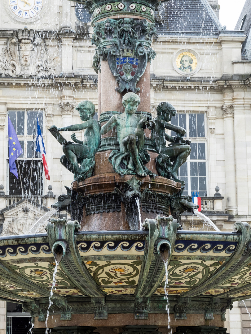 Brunnen vor dem Rathaus in Limoges