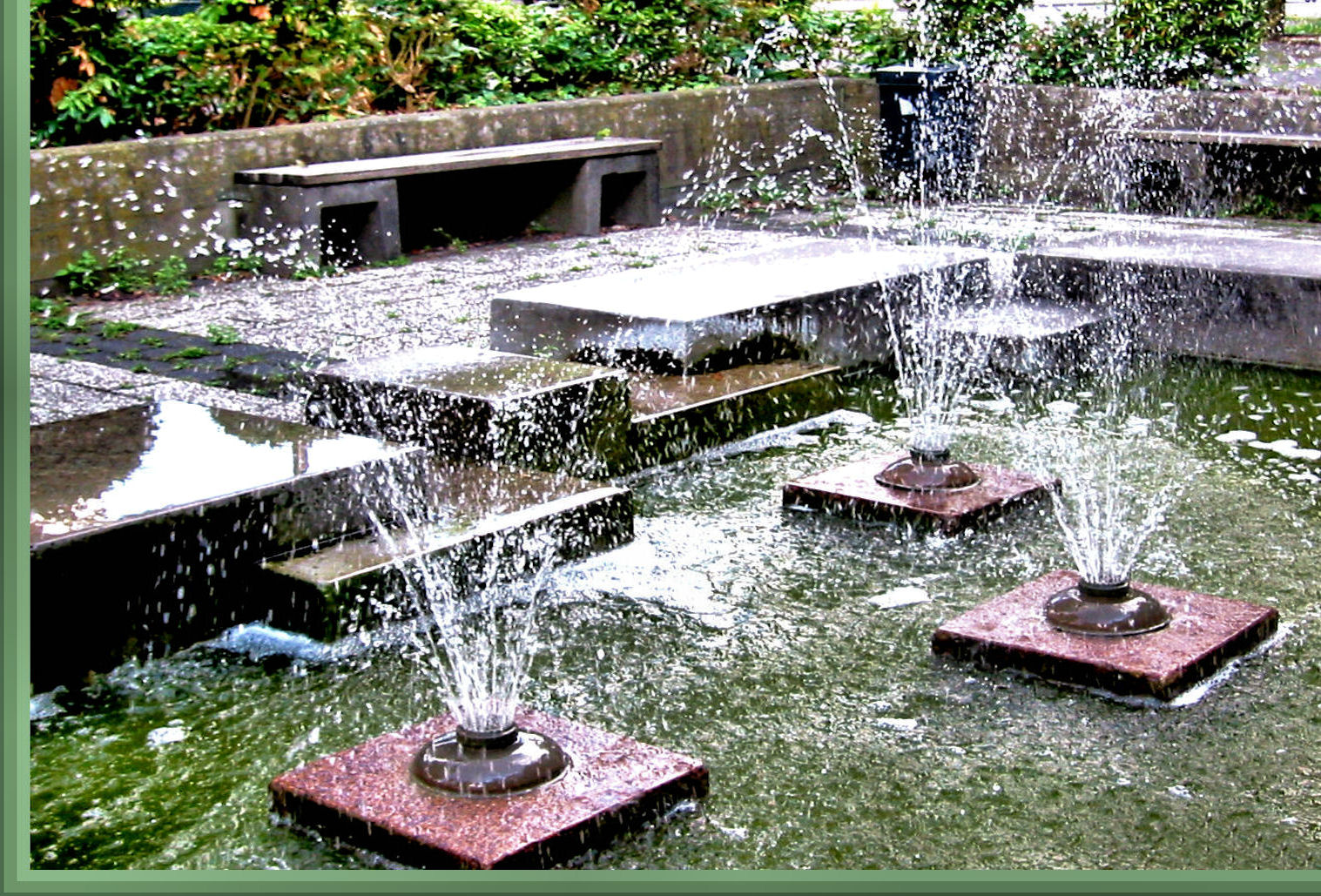 Brunnen vor dem Stadttheater