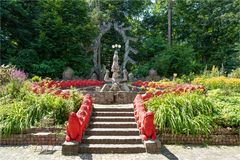 Brunnen vor dem Wohnhaus