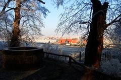 Brunnen vor den Spiegelsbergen