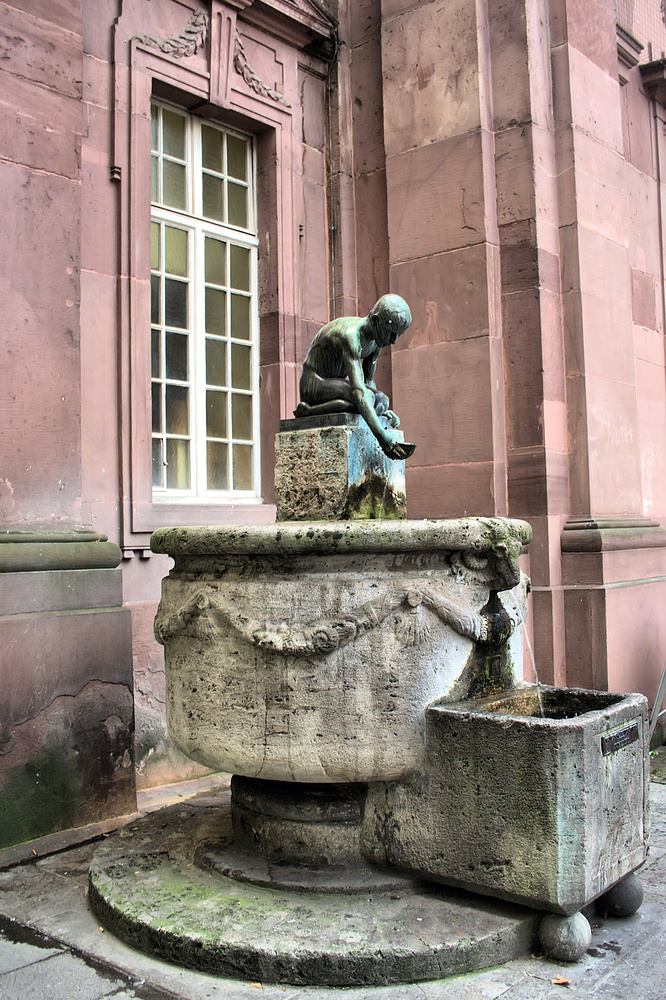 Brunnen vor der Kleinen Kirche "Wasserschöpfender Knabe"*