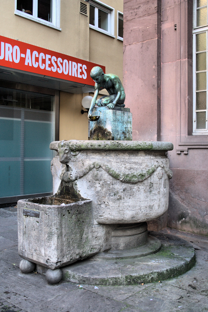 Brunnen vor der Kleinen Kirche "Wasserschöpfender Knabe"